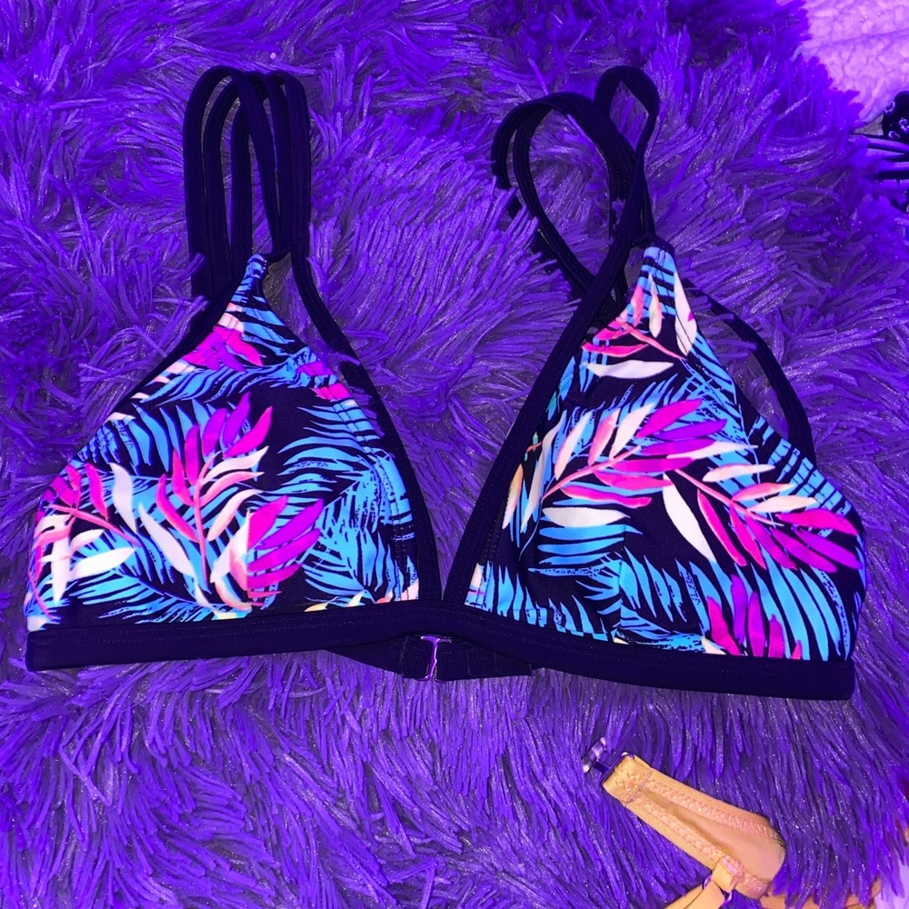 ⚠️LAST 2 WEEKS TO PURCHASE— triangle Tropical bikini top